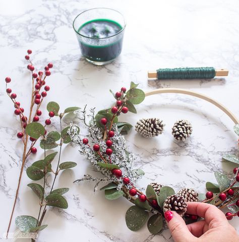 Inexpensive Christmas Crafts, Embroidery Hoop Christmas Wreath, Hoop Christmas Wreath, Mini Pinecones, Embroidery Hoop Wreath, Wreath For Christmas, Farmhouse Style Wreath, Inexpensive Christmas, Simple Farmhouse