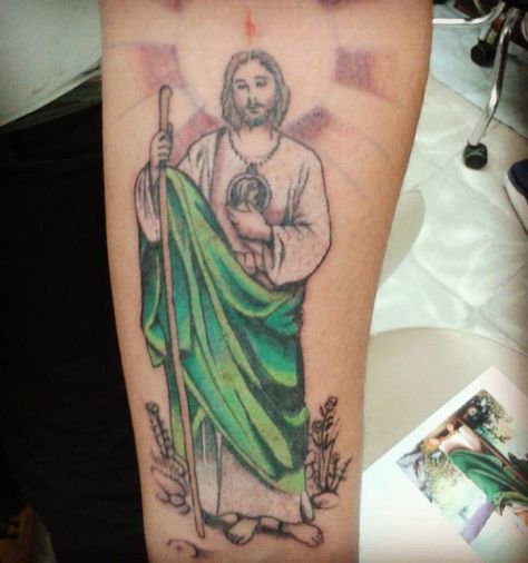 Completa colección de fotos de tatuajes de San Judas Tadeo, sus significados y completa información sobre su historia y celebraciones. Cat And Dog Tattoo, Saint Tattoo, Tattoo Guide, Mexican Tattoo, Realistic Tattoo Sleeve, Saint Jude, Shingle Colors, Religious Tattoo, Best Tattoos For Women