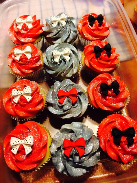 Cheer bows!!  Go Team!! Cheerleading Cupcakes Ideas, Cheer Cupcakes Ideas, Cheer Dessert Ideas, Cheerleader Cupcakes, Cheerleading Snacks, Cheer Cupcakes, Cheerleader Birthday Party, Cheer Snacks, Cheer Treats