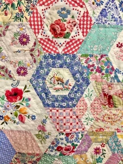 Vintage Hexagon Quilt, Hexagon Quilt Ideas, Vintage Quilt Patterns, Antique Quilts Patterns, Hexagon Quilt Pattern, Vintage Sewing Box, Vintage Quilts Patterns, Sweet Sunday, English Paper Piecing Quilts