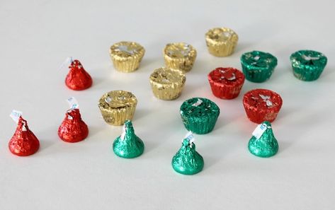 Mini Candy Christmas Trees - The Make Your Own Zone Candy Christmas Trees, Candy Jars Diy, Christmas Tree Chocolates, Home Made Candy, Christmas Candy Crafts, Diy Christmas Treats, Christmas Yummies, Candy Centerpieces, Reese's Peanut Butter Cups