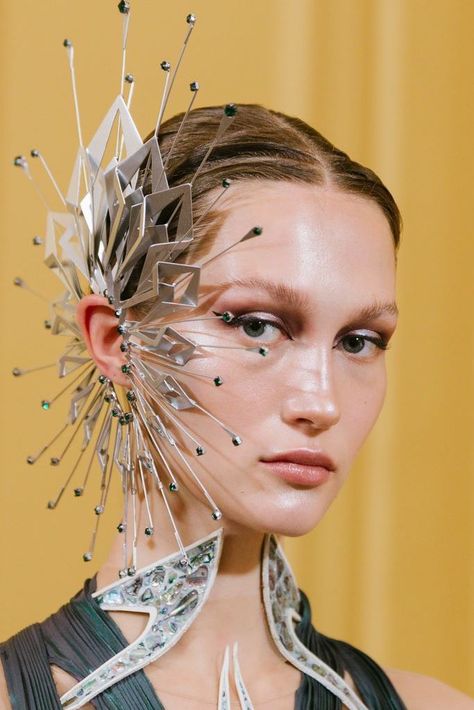 Iris Van Herpen Fall Winter 2023 Haute Couture Backstage Iris Van Herpen Couture 2023, Iris Van Herpen Jewellery, Iris Van Herpen Aesthetic, Iris Van Herpen Couture, Summer Ball, Academia Aesthetic Outfit, Couture Makeup, Brand Aesthetic, Sci Fi Fashion