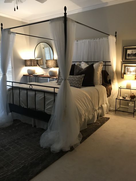 Black Metal Canopy Bed Bedrooms, Black And White Canopy Bedroom Ideas, Dark Canopy Bed, Canopy Bed Decorating Ideas, Canopy Bed Aesthetic, Canopy Bedroom Ideas, Black Canopy Bed, Beautiful Bathroom Decor, Canopy Bed Frame