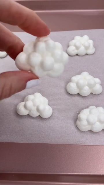 Cloud Cake Pops, Cute Meringue, Meringue Clouds, Making Meringue, Cloud Cupcakes, How To Make Meringue, Cloud Theme, Cloud Cake, Meringue Kisses