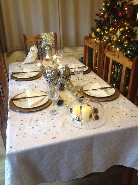 Hogwarts/Harry Potter themed Christmas dinner – The swish family Robertson Harry Potter Christmas Table Setting, Harry Potter Place Settings, Harry Potter Christmas Table, Hogwarts Decorations, Harry Potter Plates, Harry Potter Tea Party, Harry Potter Dinner, Harry Potter Themed Christmas, Harry Potter Table