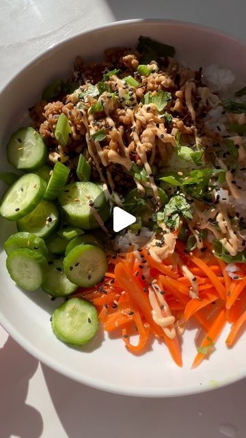 Food Blogger • Kelley Simmons on Instagram: "Your new favorite asian dish to make for lunch 🥰

These Banh Mi Bowls are an iconic twist on a traditional banh mi sandwich, featuring savory ground chicken, hot rice, pickled carrots, crisp vegetables and a homemade spicy mayo sauce!

Comment recipe below! And follow Chef Savvy for more healthier takeout recipes!" Spicy Mayo Sauce, Takeout Recipes, Chef Savvy, Asian Dish, Banh Mi Sandwich, Mayo Sauce, Pickled Carrots, Takeout Food, Spicy Mayo