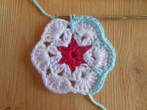 Crochet Projects Free, Rose Granny Square, Granny Squares Crochet, Crochet Project Free, Crochet African Flowers, Squares Crochet, How To Make Rose, Easy Patterns, African Flowers