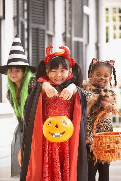 Trick Or Treat Pose Reference, Trick Or Treat Photoshoot, Halloween Fun Facts, Kids Trick Or Treating, Healthy Holiday Treats, Recetas Halloween, Healthy Halloween Treats, Halloween Facts, Trick Or Treaters