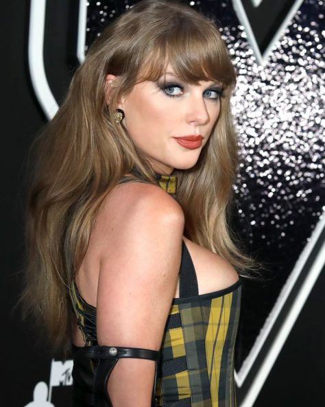 Taylor Swift at the 2024 #VMAs @taylorswift #taylorswift #taylornation #taylorversion Taylor Swift 2024, Taylor Swift Vma, Long Black Nails, Taylor Swift Makeup, Smoky Makeup, Plaid Corset, British Punk, Teased Hair, Punk Inspiration