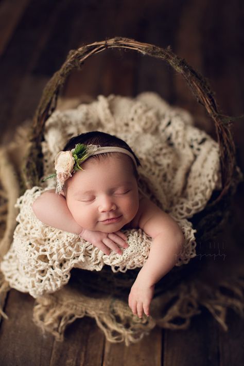 Newborn Suitcase Pictures, Wicker Basket Newborn Photos, Diy Newborn Pictures At Home Basket, Newborn In Basket, Baby Basket Photoshoot, Boho Newborn Photoshoot, Newborn Photography Theme, Newborn Basket Pictures, Newborn Baby Girl Photoshooting Ideas