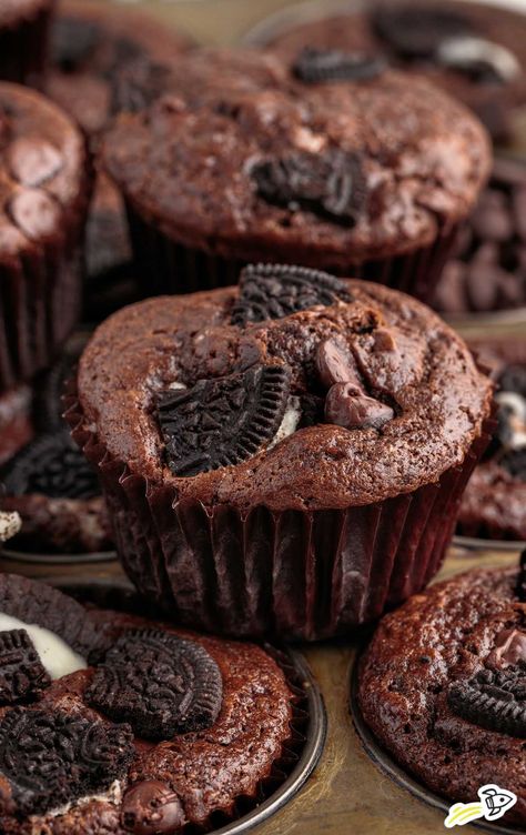 a close up shot of a Oreo Muffin on top of a muffin pan Chocolate Oreo Cupcakes, Oreo Muffins, Oreo Pie, Spaceships And Laser Beams, Oreo Cupcakes, Meal Prep Clean Eating, Chocolate Oreos, Sweet Drinks, Chocolate Lover