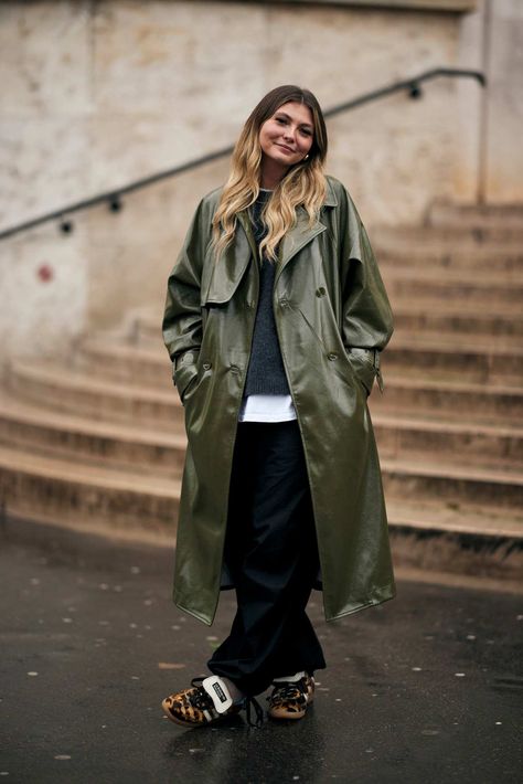 The 316 Best Street Style Looks from Paris Fashion Week Fall 2024 - Fashionista European Street Style 2024, Parisian Street Style, 2024 Street Style, Curated Fashion, European Street Style, Milan Fashion Week Street Style, Minimal Street Style, Milan Street Style, Street Style Parisian