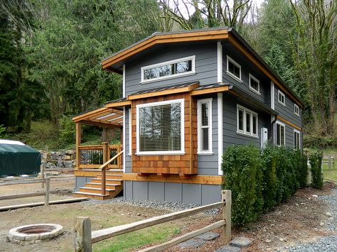 Tiny House Towns, Tiny House Exterior, Park Model Homes, Craftsman Exterior, Tiny House Inspiration, Model House Plan, Architecture Model Making, Contemporary Cottage, Deco Originale