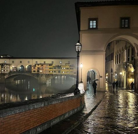 Florence At Night, Rainy Italy, Italy Night Aesthetic, Autumn Italy, Night In Italy, Florence Aesthetic, Florence Italy Aesthetic, Milan Aesthetic, Italy In November