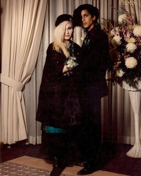 Alt Prom, Awkward Prom Photos, Prom Outfits For Guys, Goth Friends, Goth Prom, 80s Goth, Goth Bands, 80s Prom, Awkward Family Photos