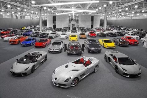 Dream Supercar Garage Car Profile, Garage Luxury, Garage Goals, Cars Garage, Ferrari Italia, Bentley Gt, Luxury Car Garage, Cool Garages, Dream Car Garage