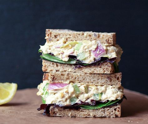 'Chickpea of the Sea' Salad Sandwich Simple Veganista, Chickpea Tuna Salad, Chickpea Salad Sandwich, Tuna Salad Sandwich, Vegan Fish, Tuna Recipes, Vegan Burgers, Vegan Sandwich, Salad Sandwich