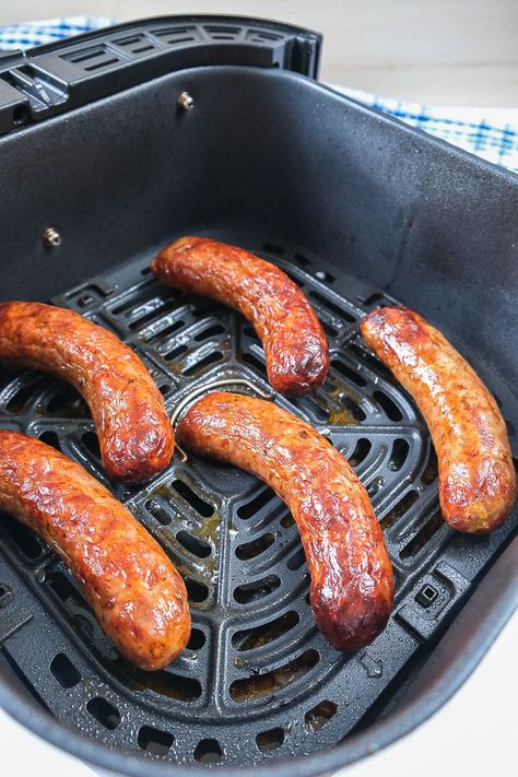 Want to make Italian sausages in the air fryer? Ready in minutes without much of the mess, here's exactly how you make these tasty sausages! Sausage Air Fryer, Air Fryer Chicken Sausage, Sausage In Air Fryer, Whole Lotta Yum, Chicken Sausage Recipes, Italian Chicken Sausage, Air Fryer Cooking Times, Chicken Apple Sausage, Cooks Air Fryer