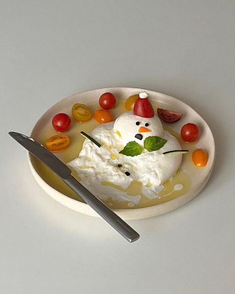 @mignonettetakespictures on Instagram: "burrata snowman 🧀☃️ @celineyrs" Snowman Burrata, Christmas Eve Dinner Aesthetic, Unique Christmas Food, Burrata Appetizer Christmas, Burrata Snowman, Friends Christmas Party Ideas Food, Aesthetic Appetizers, Christmas Dinner With Friends, Snowman Food