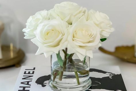 13 Easy Spring Home Decor Ideas for Every Room in Your House White Rose Centerpiece Simple, Small White Rose Centerpiece, Small White Flower Centerpieces, Small White Floral Centerpieces, Simple White Rose Centerpiece, Small White Flower Arrangements, White Roses Centerpieces, White Rose Arrangements, Simple Flower Centerpieces