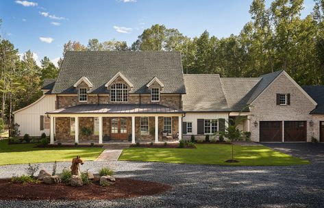 Rustic Farmhouse Design - Home Bunch Interior Design Ideas Carolina Farmhouse, Neutral Modern Farmhouse, Rustic Modern Farmhouse, Stone Farmhouse, Farmhouse Interior Design, Board And Batten Siding, Modern Farmhouse Exterior, Exterior Stone, Farmhouse Interior