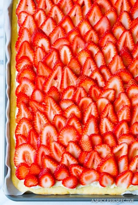 Love! The BEST Strawberry Pizza - on ASpicyPerspective.com #strawberry #summer Strawberry Pizza, Fruit Pizza Frosting, Fruit Pizza Bar, Fruit Pizza Crust, Fruit Pizza Sugar Cookie Recipe, Healthy Fruit Pizza, Dessert Pizza Recipes, Pizza Cups, Pizza Sugar Cookie