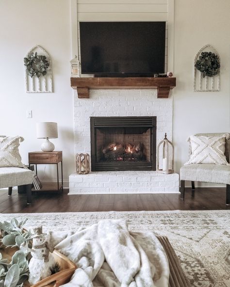 White Brick Fireplace With Tv, White Faux Brick Fireplace, Tan Painted Brick Fireplace, White Fireplace White Walls, White Brick Fireplace With Shiplap Wall, White Brick Electric Fireplace, White Brick Fireplace With Wood Mantle, White Brick Fireplace Decor, White Fireplace Brick