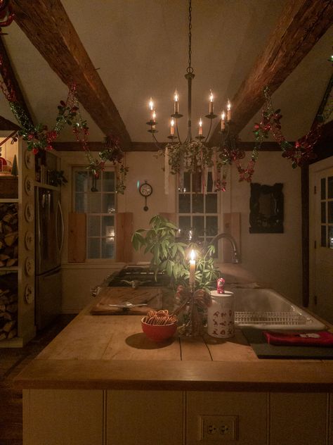 Room Decorations Ideas, New England Cottage, New England Christmas, Dream House Aesthetic, New England Home, Cottage Christmas, New England Homes, Wooden Floor, Dream House Interior