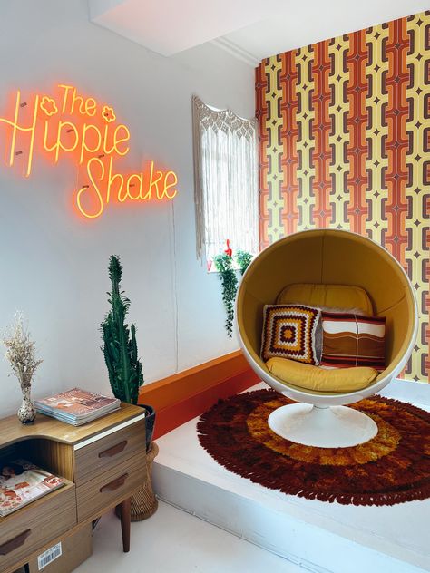 Groovy Office Decor, 70s Bedroom Hippie, 70s Room Ideas, 60s Inspired Bedroom, 60s Room Aesthetic, 70s Aesthetic Bedroom, 60s Bedroom Aesthetic, 70s Room Aesthetic, 70s Bedroom Ideas