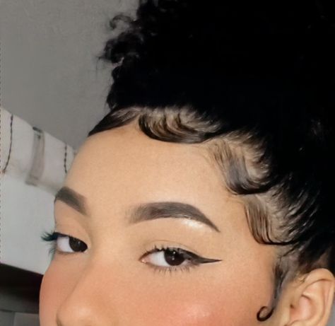 Baby hair, ideias de baby hair, como fazer baby hair Baby Hair Gel Style, Baby Hair Ideas, Ideias De Baby Hair, Como Fazer Baby Hair, Peinados Con Baby Hair, Baby Hair Styling, Baby Hair Gel, Baby Hair Tutorial, Curly Baby Hair