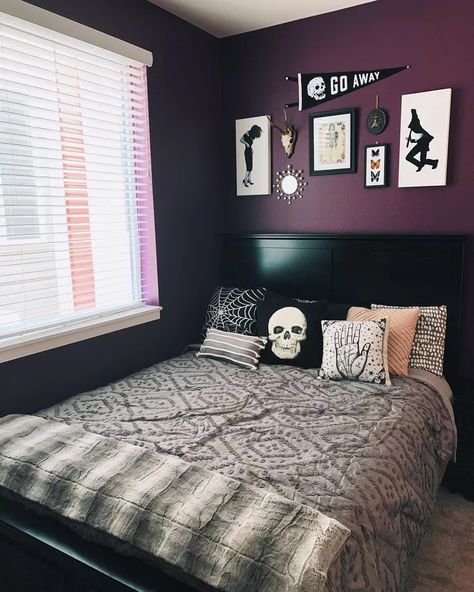 Dark Purple Walls Bedroom, Purple And Black Bedroom Ideas, Purple Accent Wall Bedroom, Purple Wall Bedroom, Black And Purple Bedroom, Dark Purple Room, Dark Purple Bedroom, Purple Bedroom Walls, Dark Purple Walls