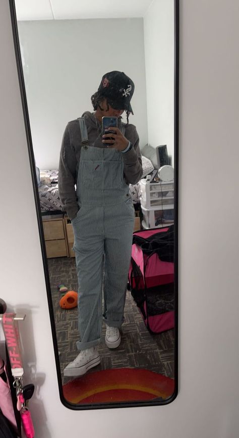 Overall With Hoodie, Hoodie And Overalls Outfit, Converse Hoodie, Style Overalls, Overalls Outfit, Shoes Converse, Tomboy Outfits, 90s Style, Hoodie Outfit