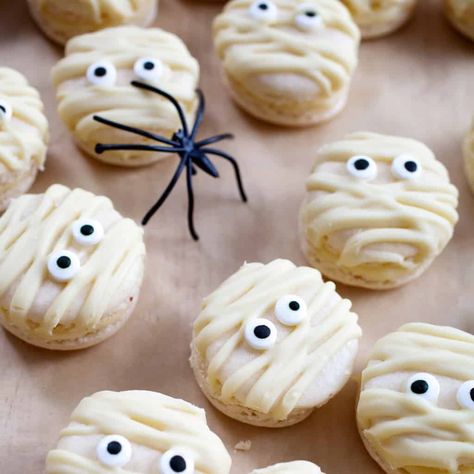 Mummy Macarons a Fun Halloween Dessert! - Nerdy Mamma Halloween Snack Recipes, Halloween Macaroons, Fun Halloween Desserts, Macaron Template, Halloween Snack, Halloween Treats For Kids, Macaron Cookies, Festive Desserts, Halloween Sweets