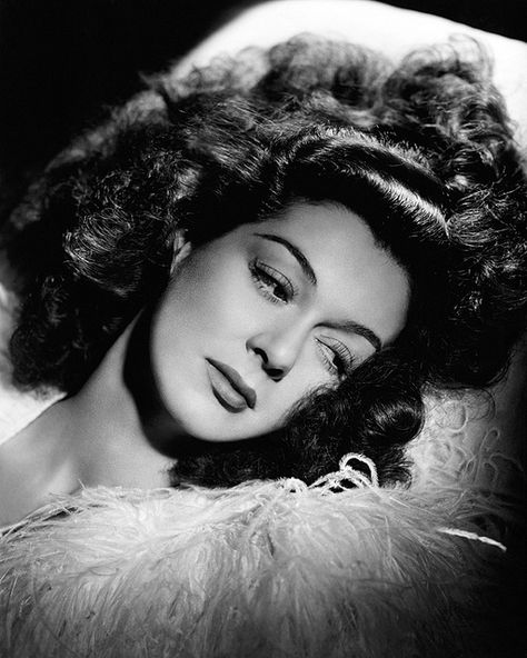 Hollywood Portraits, 1940s Movies, Hollywood Glamor, Rosalind Russell, George Hurrell, Vintage Movie Stars, Gemma Arterton, Classic Movie Stars, Kate Upton