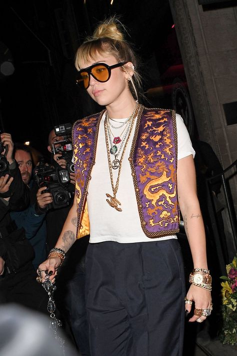 Embroidered vests that were a big trend in the 90s are back in style, and Miley Cyrus and Shailene Woodley are on board. Crochet Vest Street Style, Printed Vest Outfit, Retro Vest Outfit, Dress And Vest Outfit, Boho Vest Outfit, Outfits With Vests, Vintage Vest Outfit, Vests Outfits, Outfits With Vest