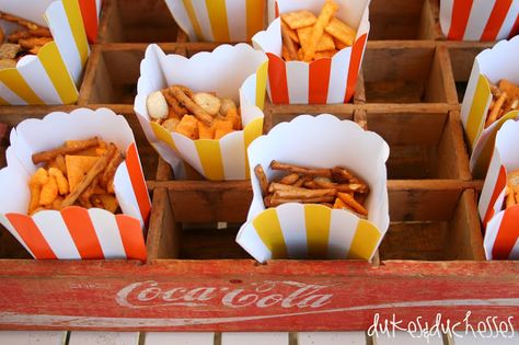 crate to hold snacks How To Display Soda Cans At A Party, Crate Upcycle, Vintage Soda Crate Ideas, Wooden Pepsi Crate Ideas, Old Coke Crate Ideas Home Decor, Wooden Pop, Coke Crate Ideas, Old Coke Crates, Snack Holder