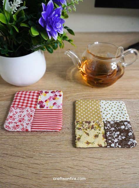 Free Coaster Patterns Sewing, No Sew Coasters, Hexagon Mug Rug, Hand Sewn Coasters, How To Make Coasters With Fabric, Scrap Fabric Coasters, Handmade Coasters Ideas, Fabric Coasters Diy Free Pattern, Mug Rug Patterns Free