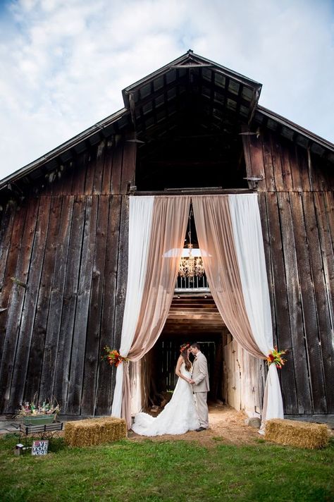 rustic barn country wedding ceremony backdrop ideas Country Wedding Ceremony, Wedding Drapery, Wedding Arch Rustic, Tafel Decor, Barn Wedding Decorations, Barn Reception, Wedding Ceremony Backdrop, Wedding Barn, Hay Bales