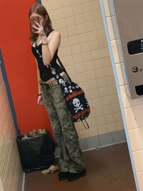 Emo Camo Outfits, Y2k Mixed With Grunge, Grunge Camo Outfit, Low Rise Camo Pants, Camo Pants Outfit Ideas, Camo Pants Outfit Aesthetic, Layered Belts Outfit, Camo Cargos Outfits, Outfits With Green Cargos