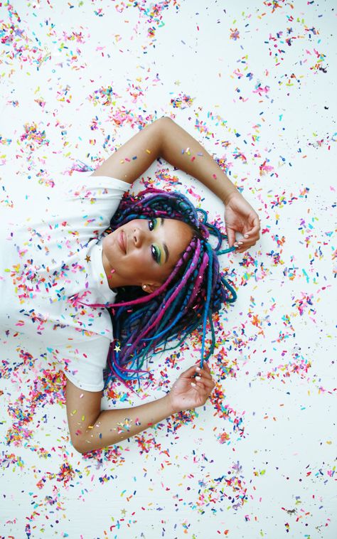 All the confetti! Sprinkle Photoshoot, Senior Pictures With Confetti, Confetti Photoshoot Birthday, Confetti Photography, Confetti Pictures Photography, Confetti Photoshoot, Birthday Photoshoot Ideas Confetti, Colorful Photoshoot Ideas, Birthday Photoshoot Confetti