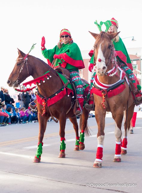 Christmas Parade Horse Ideas, Horse Christmas Parade Ideas, Horse Reindeer Costume, Decorating Horse For Christmas Parade, Christmas Horse And Rider Costumes, Horse Christmas Costume, Christmas Horse Costumes, Horse Christmas Parade, Christmas Horse Costumes Elf