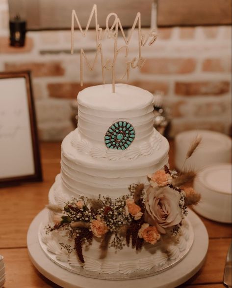 Wedding Cake Western Boho, Western Cake Wedding, Western Cakes Wedding, Western Cupcakes Wedding, Simple Western Wedding Cake, Boho Western Wedding Cake, Western Wedding Cake Ideas, Western Grooms Cake, Western Cake Ideas