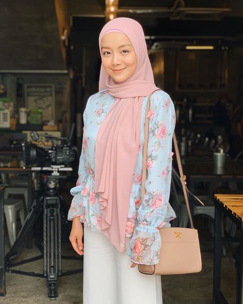 Mira Filzah Outfit, Abaya Instagram, Malay Girl, Mira Filzah Free Hair, Mira Filzah, Ulzzang Style, Abaya Style, Ulzzang Fashion, Beautiful Hijab