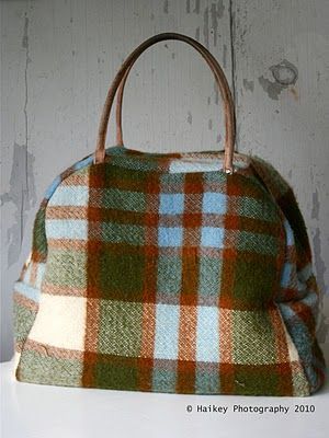 Haikeys Love of Living: Deken tas Wool Blanket Upcycle, Tweed Bag, Woollen Blankets, Diy Wool, Suit Bag, Wool Blankets, Vintage Blanket, Carpet Bag, Felt Bag