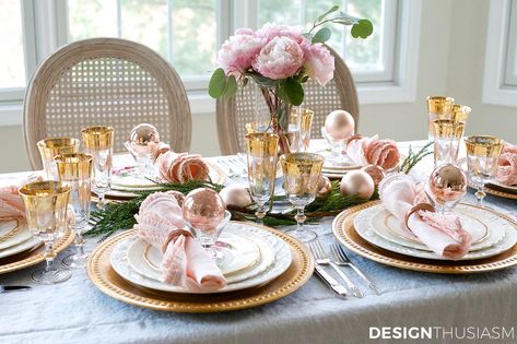 Looking to create an elegant and unique holiday table setting? Try using gold and pink Christmas decorations in your table decor. Holiday Table Settings Christmas, Pink Christmas Table Setting, Pink Christmas Table, Elegant Christmas Dinner, Christmas Dinner Table Settings, Christmas Table Decorations Diy, Dinner Party Table Settings, Diy Christmas Table, Holiday Dinner Table