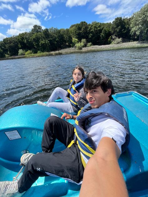 Boat Ride Date, Perfect Date Ideas Pictures, Couple On Boat, Mini Dates, Boat Date, Summer Date Ideas, Spring Bucket List, Fun Date Ideas, Pedal Boat