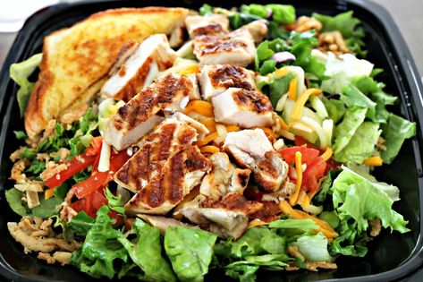 If you are looking for healthy fast food options, Zaxby's has you covered.  Zaxby's serves some hearty salads that you can feel good about eating. Copycat Zaxby Salad, Zaxbys Salad Recipe, Resteraunt Recipes, Fast Food Salads, Asian Salad Recipe, Food Gifs, Healthy Fast Food Options, Fast Chicken Recipes, Savory Treats