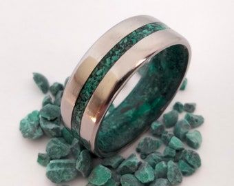 Malachite Ring Men, Non Traditional Mens Wedding Rings, Emerald Mens Wedding Band, Unique Male Wedding Bands, Green Wedding Band, Unique Mens Wedding Bands, Green Wedding Rings, Making Rings, Emerald Wedding Band