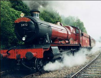 Mes Intentions Sont Mauvaises - Le Poudlard Express - Wattpad Steam Trains Uk, The Hogwarts Express, Train Times, Hogwarts Express, Public Transportation, Harry Potter Series, All Aboard, Chapter One, Deathly Hallows