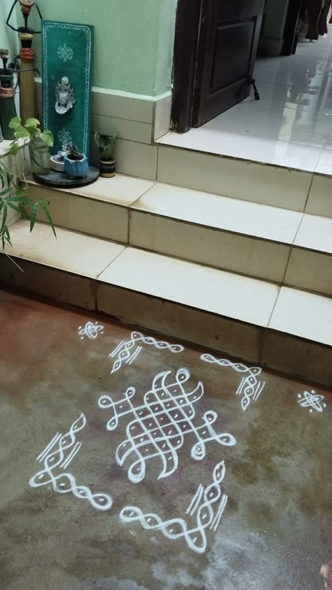 South Indian Rangoli, Gadapa Designs, Design Muggulu, Melika Muggulu, Door Rangoli, Simple Rangoli With Dots, Margazhi Kolam, Small Kolam, Sankranthi Muggulu